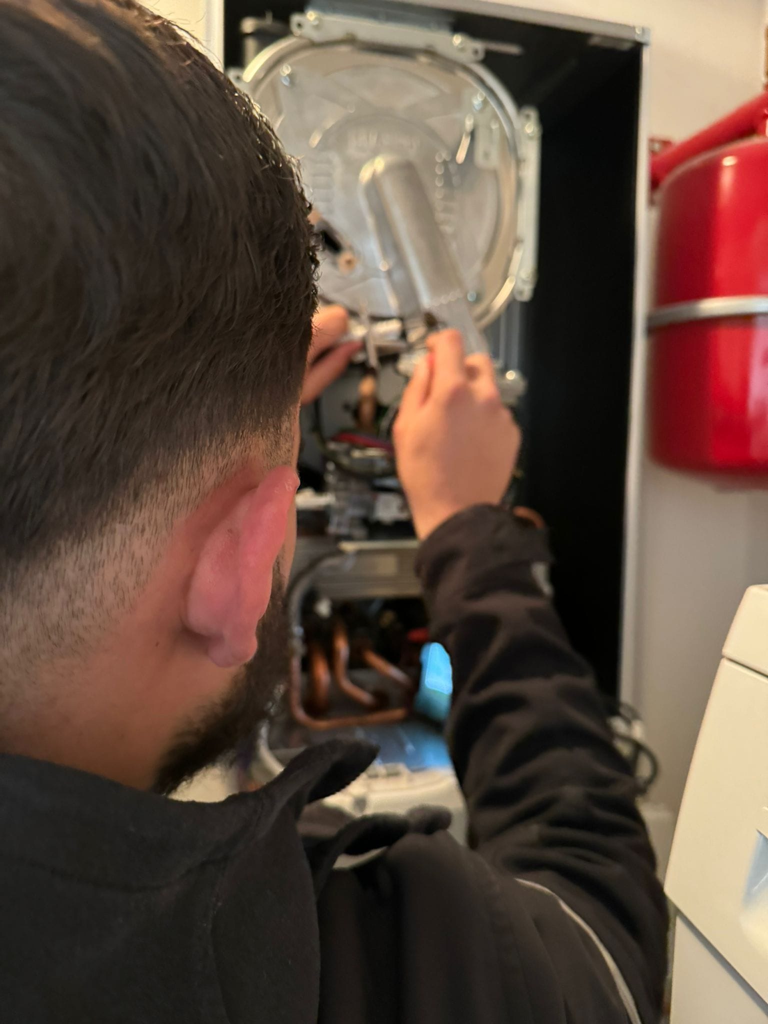 Technieker van Bruno & Fils bij een dringende herstelling aan een geopende ketel in Brussel