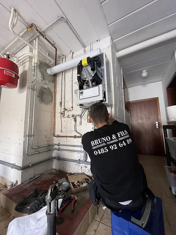 Technicus van Bruno & Fils bij een dringende loodgietersherstelling in een Brussels appartement